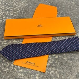 HERMES 7957 SILK TIE AND HERMÈS SLEEVE